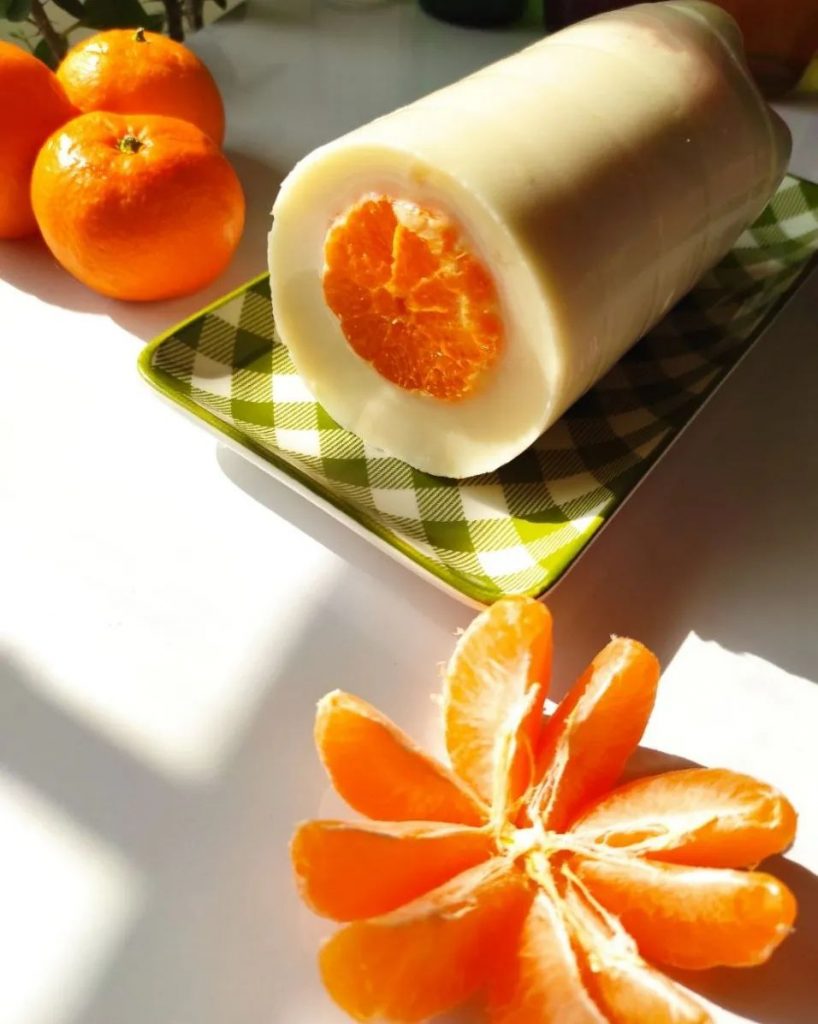 طرز تهیه دسر نارنگی ساده با ژلاتین بدون نیاز به قالب در بطری آب 18 طرز تهیه دسر نارنگی