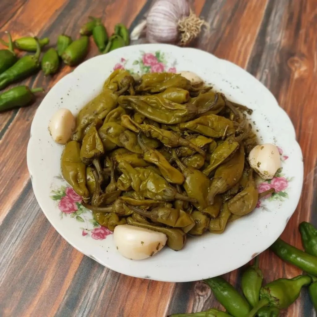 طرز تهیه ترشی فلفل شمالی فوق العاده محبوب و خوشمزه با سرکه و سیر 18 طرز تهیه ترشی فلفل شمالی