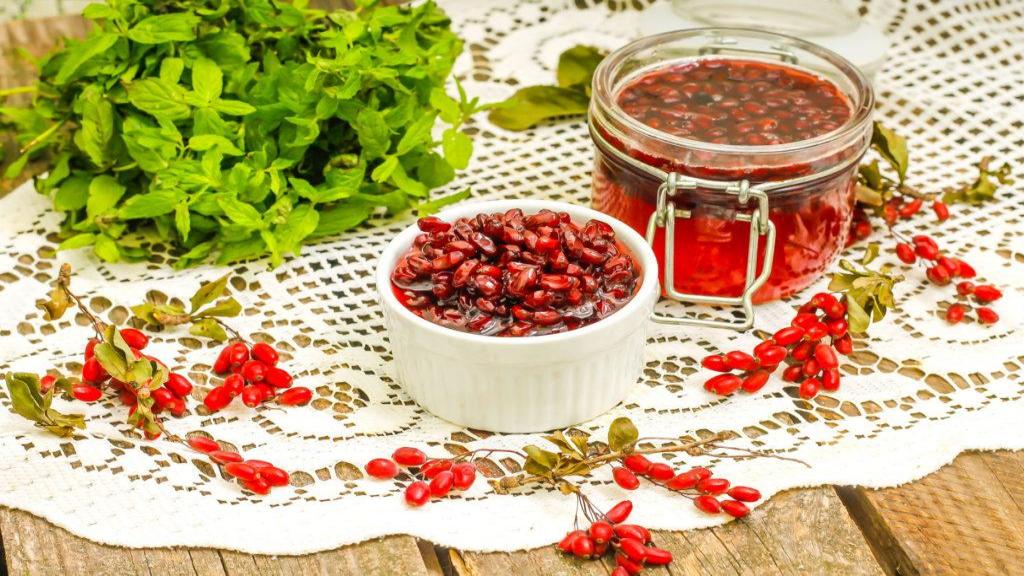 طرز تهیه ترشی زرشک تازه ساده و خوشرنگ با آب زرشک مرحله به مرحله