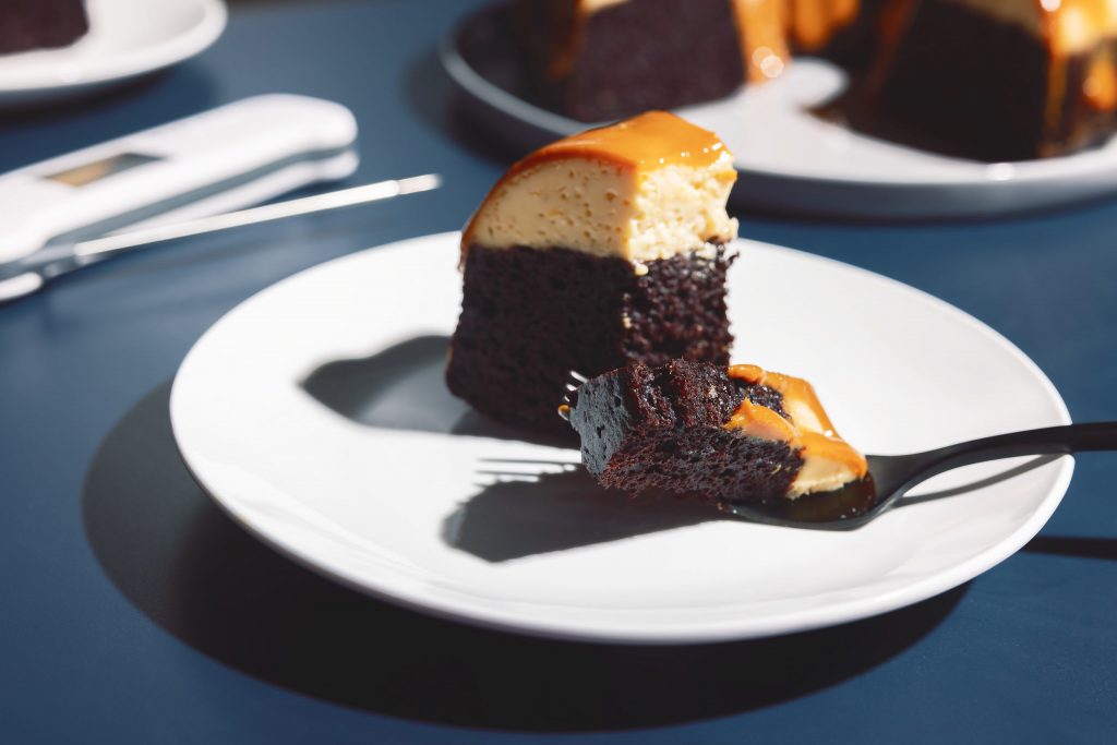 طرز تهیه فلن کیک کاراملی سوئدی فوق العاده خوشمزه و شیک با فر و بدون فر 14 طرز تهیه فلن کیک