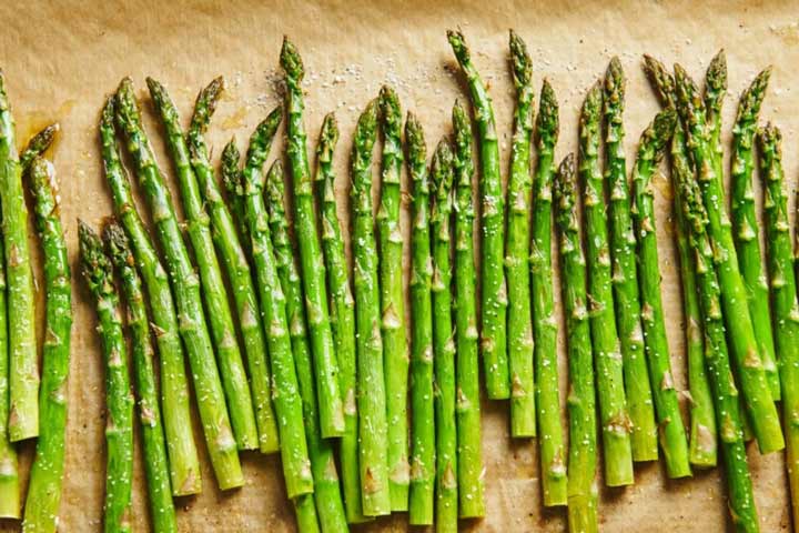 بهترین مواد غذایی آبرسان بدن؛ ۲۵ خوراکی پرآب 6 مارچوبه سبزی آبدار