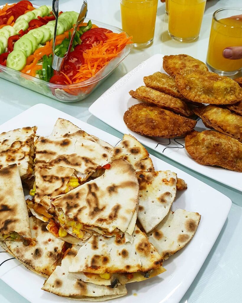 نحوه تهیه کسادیا مرغ مکزیکی فینگرفود عالی و خوشمزه با نان پیتا 2 طرز تهیه کسادیا مرغ