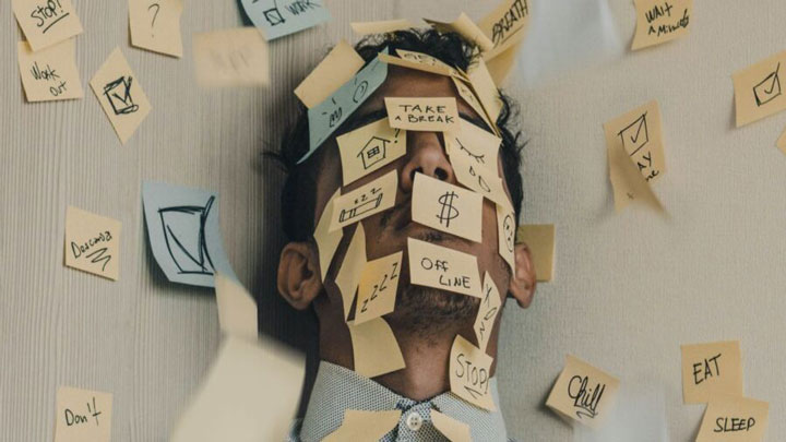 چطور به رئیسمان بگوییم حجم کارمان زیاد است؟ 4 نکاتی برای مدیریت فشار کاری