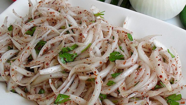 نحوه تهیه پیاز سماقی دورچین خوشمزه و ساده برای کنار انواع کباب و جوجه 4 طرز تهیه پیاز سماقی