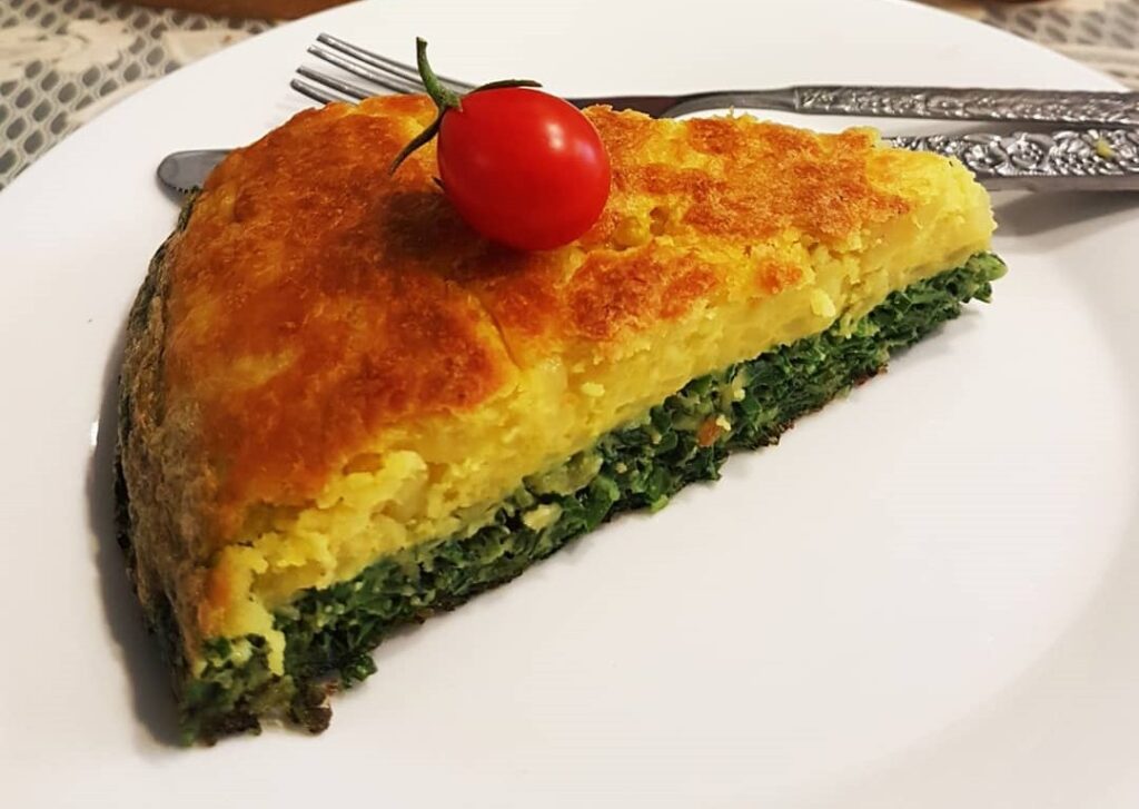 نحوه تهیه کوکو دو رنگ سبزی و سیب زمینی در ماهیتابه_مجله رشد 4 طرز تهیه کوکو دو رنگ