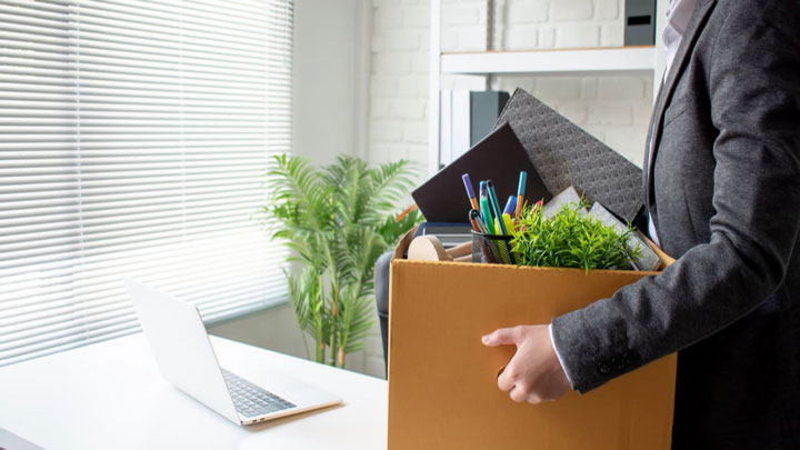 مردی در حال ترک شغلش پس از نوشتن استعفا نامه