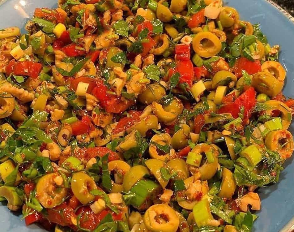 نحوه تهیه سالاد زیتون یونانی با گردو و سس انار مخصوص مهمانی_مجله رشد 4 طرز تهیه سالاد زیتون
