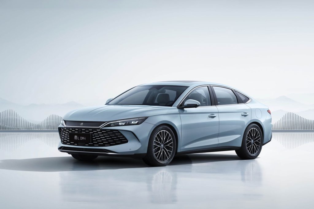 خودرو BYD Qin L DM-i هیبریدی از نمای سه چهارم جلو