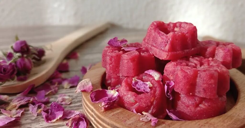 نحوه تهیه حلوای گل محمدی بوتیکی نرم و لطیف با پودر گل تازه و گردو_مجله رشد 2 طرز تهیه حلوای گل محمدی