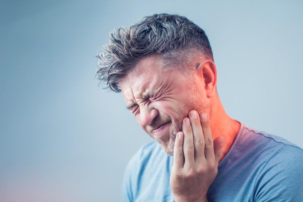 چه وقتی باید به دندانپزشک مراجعه کنیم؟ + ۱۰ نشانه هشدارآمیز مراجعه به دندانپزشک_مجله رشد 10 1735682502 708 چه وقتی باید به دندانپزشک مراجعه کنیم؟ ۱۰ نشانه