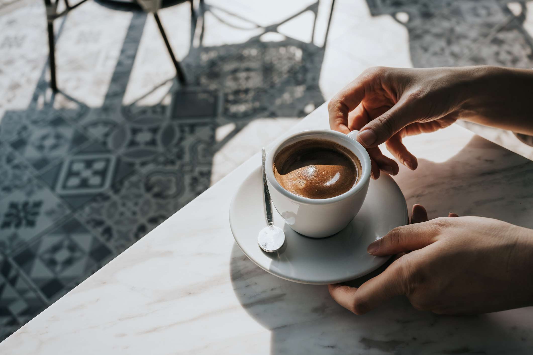 بهترین زمان روز برای نوشیدن قهوه؛ چه وقتی قهوه بنوشیم؟ مجله