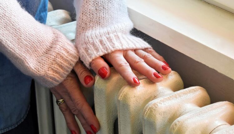 دست روی شوفاژ