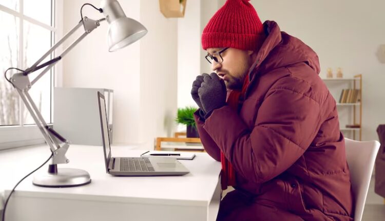 کار با کاپشن پشت میز کار خانه