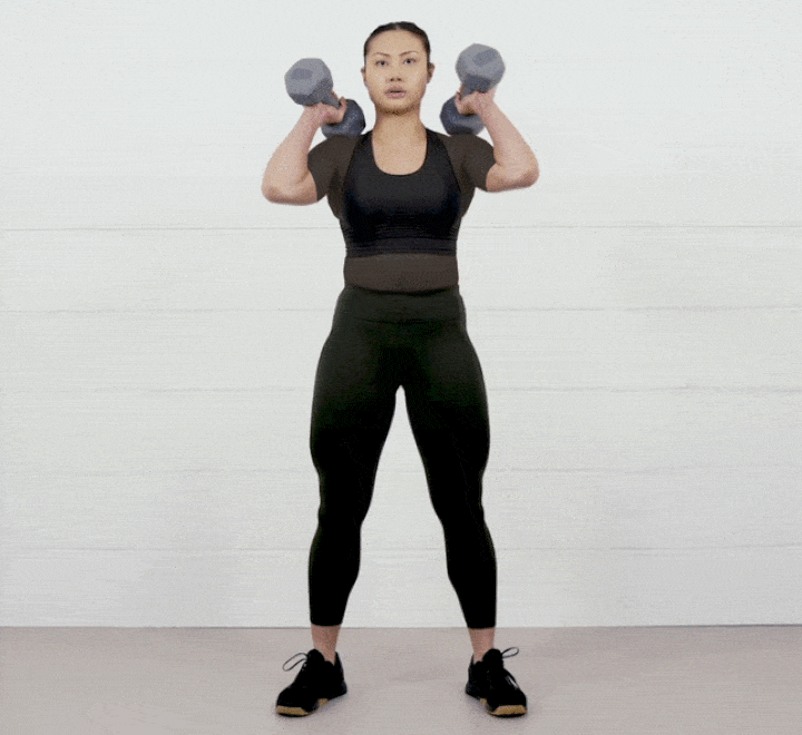 حرکات بدنسازی با دمبل؛ ۲۷ تمرین و انواع حرکات با دمبل_مجله رشد 77 ورزش با دمبل - اسکوات از جلو