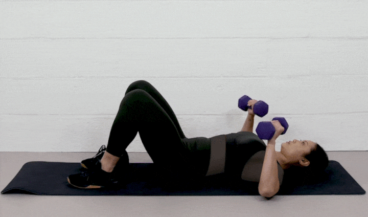 حرکات بدنسازی با دمبل؛ ۲۷ تمرین و انواع حرکات با دمبل_مجله رشد 81 ورزش با دمبل - پرس دمبل روی زمین