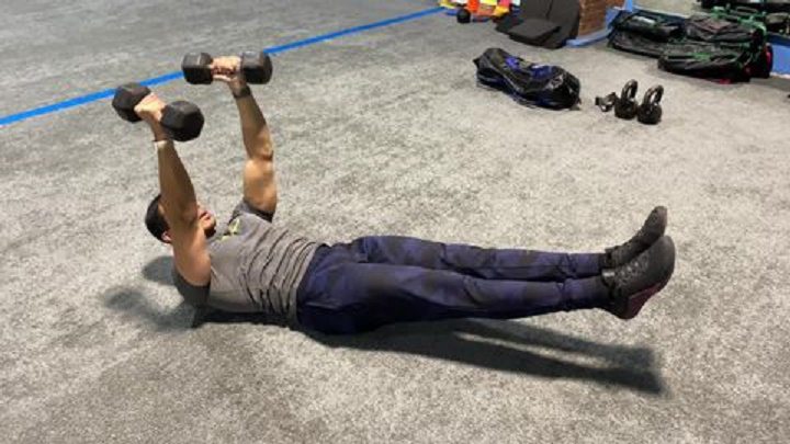 حرکات بدنسازی با دمبل؛ ۲۷ تمرین و انواع حرکات با دمبل_مجله رشد 89 ورزش با دمبل - اسکال کراشر هالو بادی