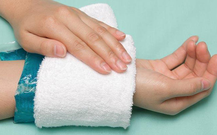 ۷ درمان خانگی کورک (درمان چیبان در خانه)_مجله رشد 8 درمان کورک - پوشاندن کورک با کمپرس گرم