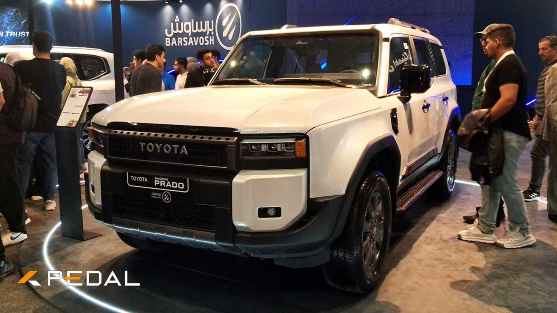 نمای جلو خودرو تویوتا پرادو در نمایشگاه