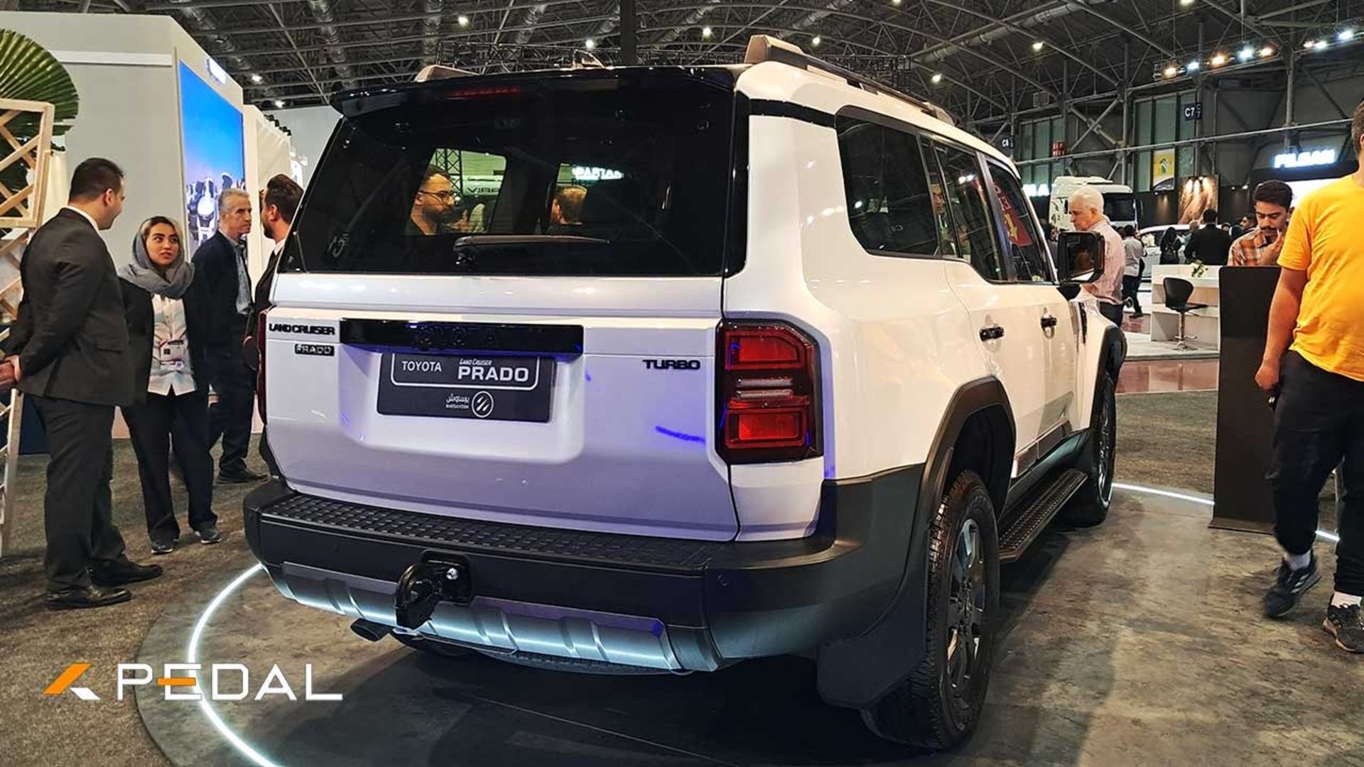 نمای عقب خودرو تویوتا پرادو در نمایشگاه