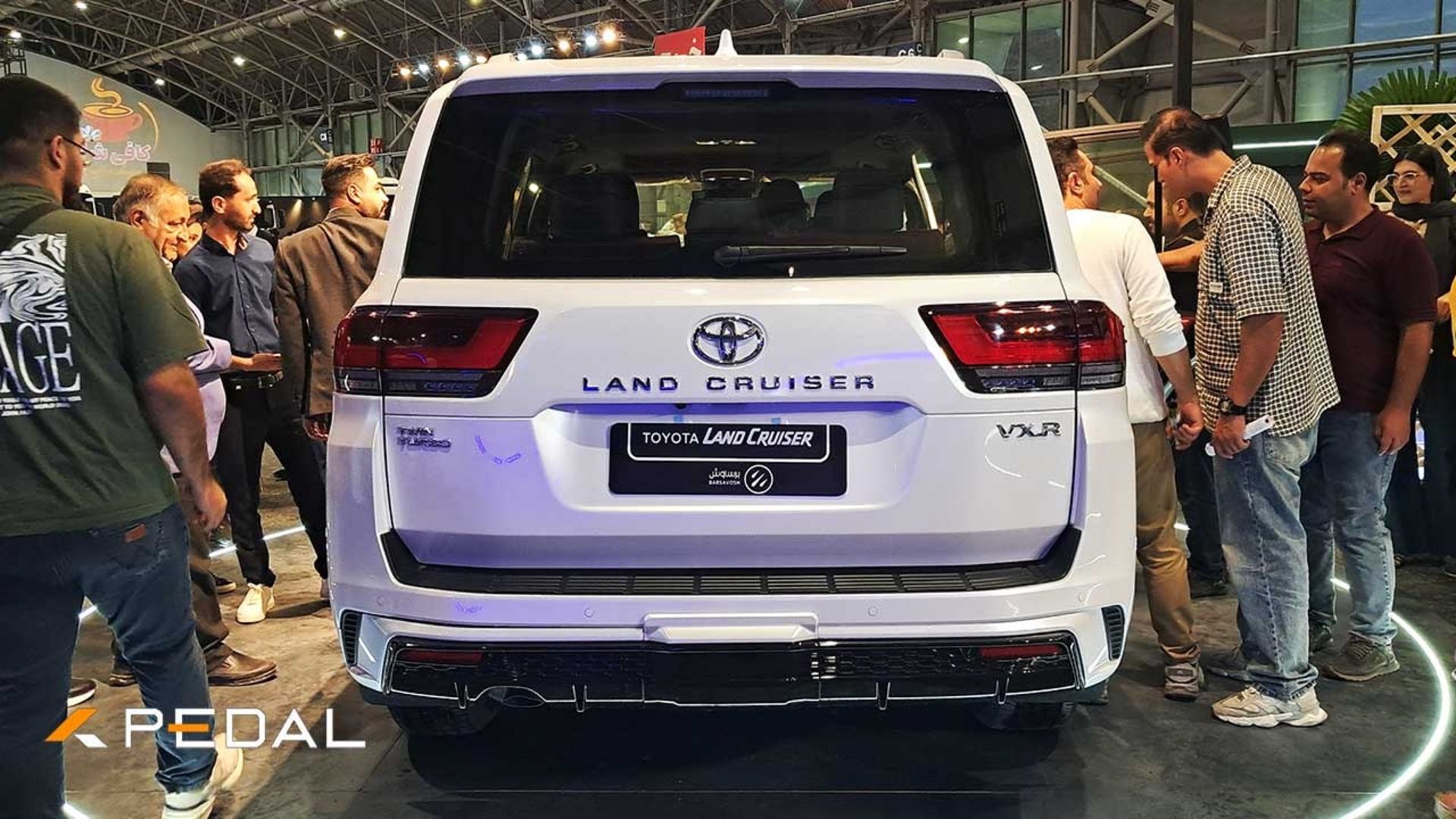 نمای عقب خودرو تویوتا لندکروزر در نمایشگاه