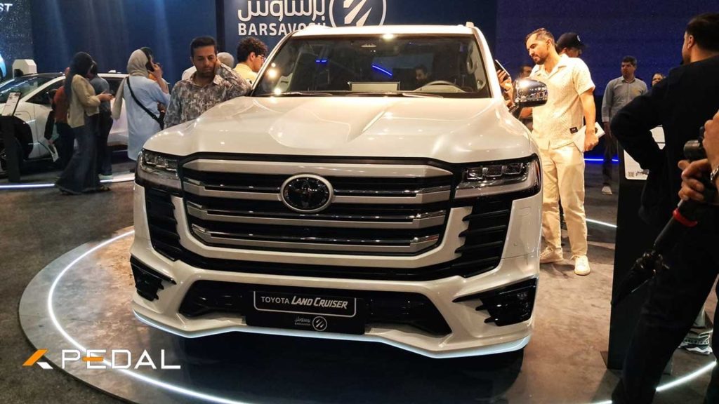 نمای جلو خودرو تویوتا لندکروزر در نمایشگاه