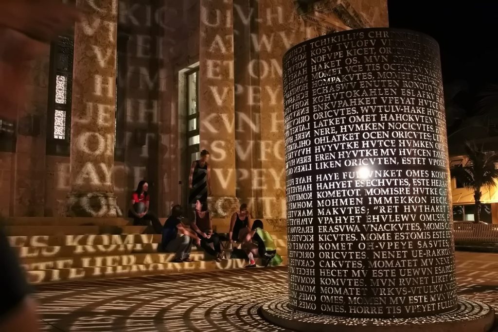 مجسمه کریپتوس در شب